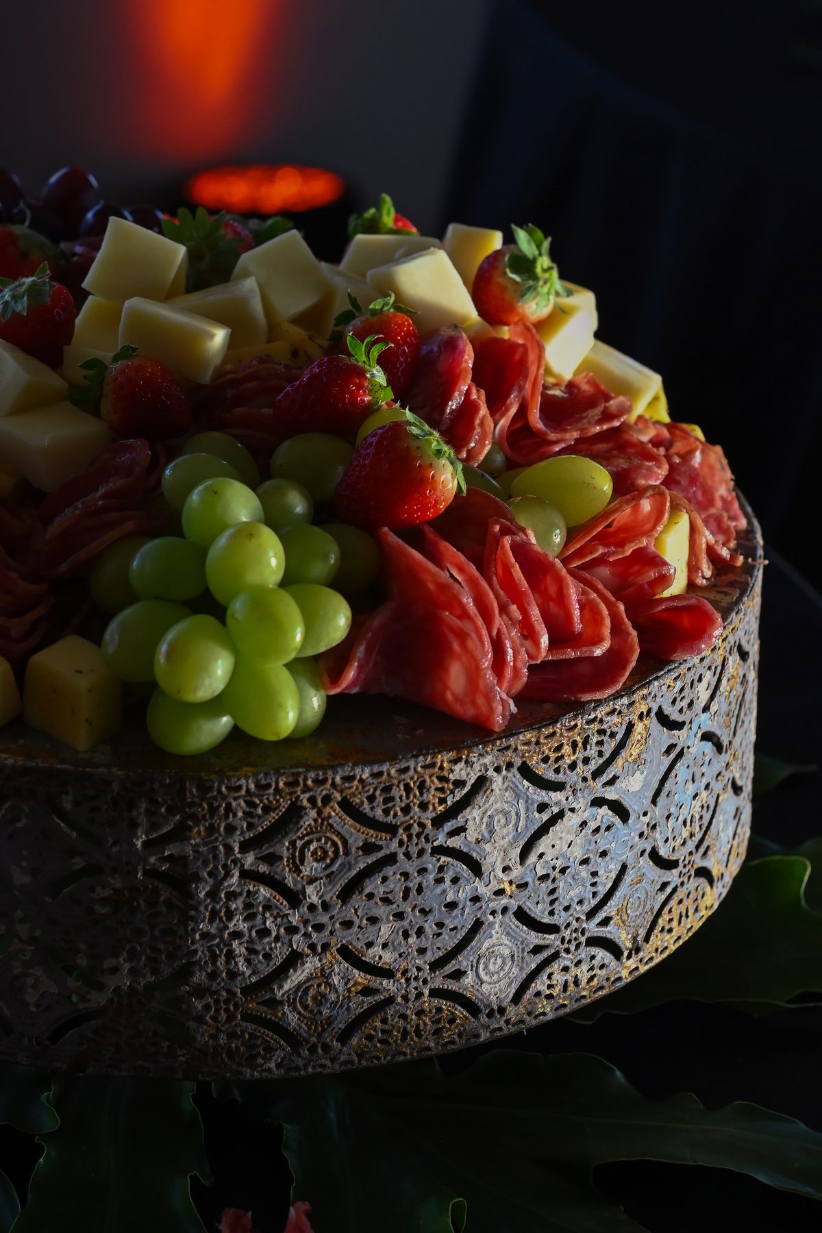 Tábua de frios com queijos, salame, uvas e morangos