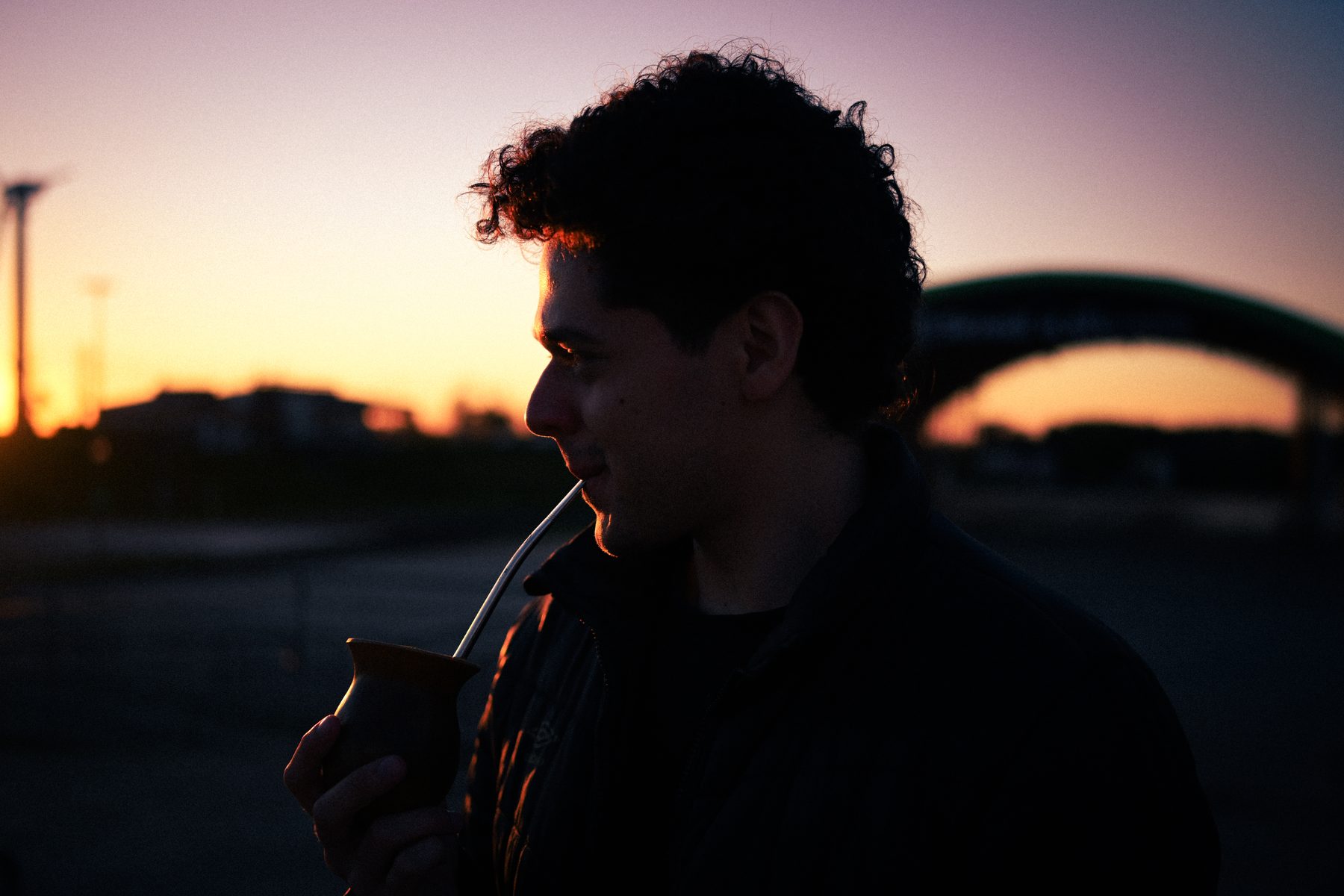 Carlos tomando chimarrão ao pôr do sol